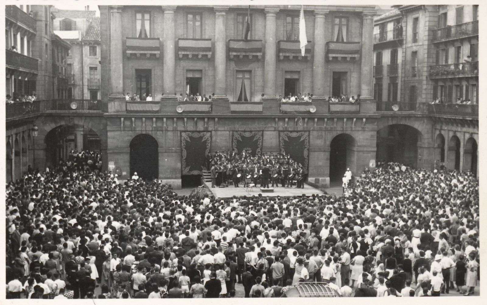 Alardea Donostiako Konstituzio plazan, 1959/09/13an, Semana Vasca-ren amaierakoa. Isidro Ansorena zuen zuzendari. (Arg.: EHTE)