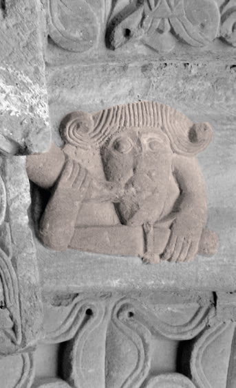 Portada nagusiko laugarren arkiboltan ageri diren bi adar-joleak. (Arg.: JMBA)