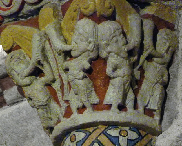 Santa Graziko elizako kapitel batean dauden lau adar-joleak. (Arg.: JMBA)