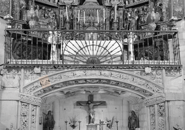 Tronpeta natural-jolea aldareko arkuan. (Arg.: JMBA-E.X. Dueñas)