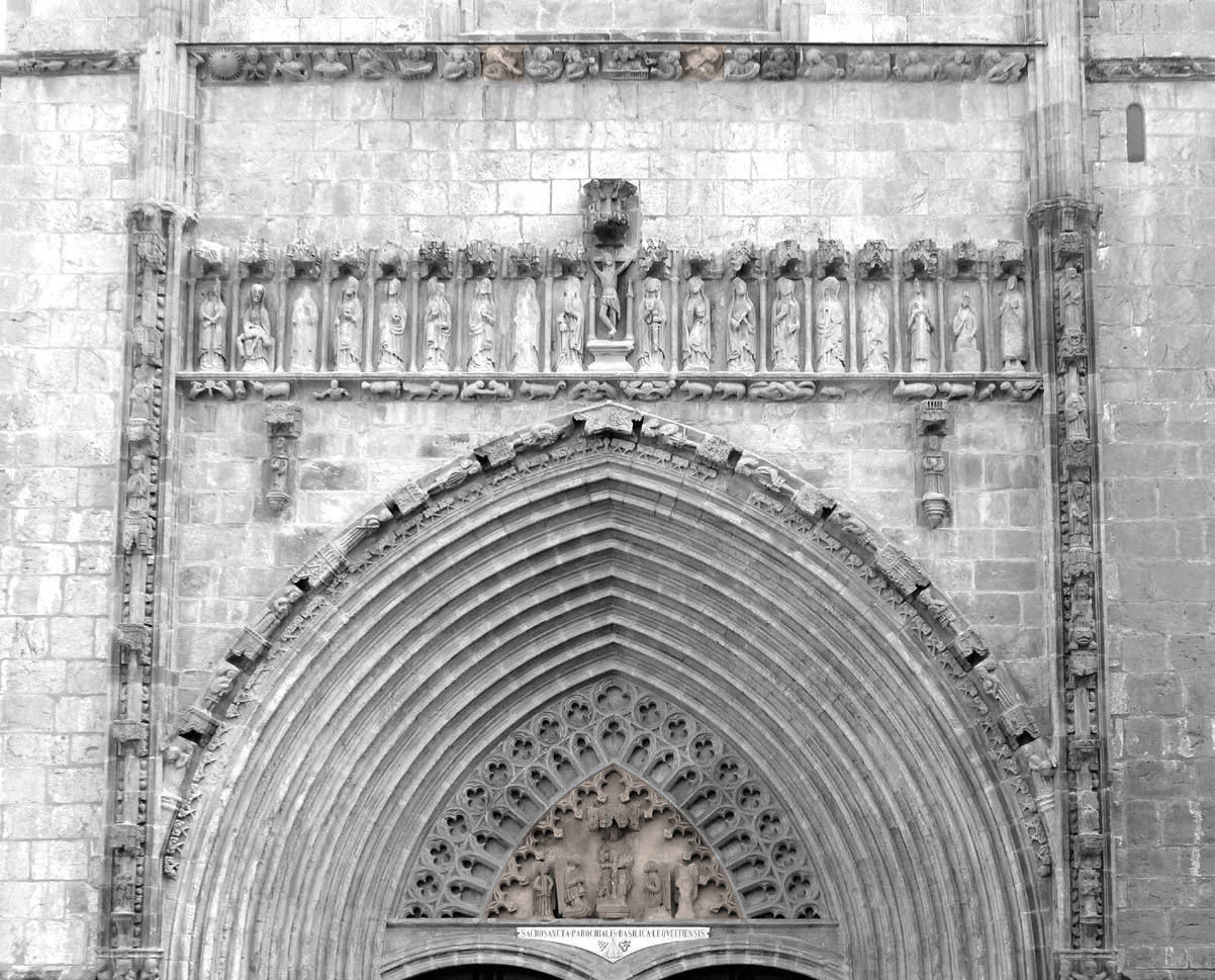 Lekeitioko elizako aurrealdeko fatxadan agertzen diren hiru tronpeta natural-joleen kokapena. (Arg.: JMBA)