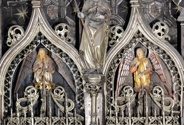 Erretaula nagusiko goialdean agertzen diren lau aingeru korneta-joleak. (Arg.: E.X. Dueñas)