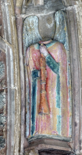 Aingeru korneta joleak Debako Santa Maria elizako atarian (Arg.: JMBA)