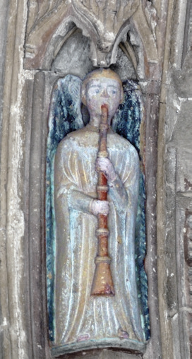 Aingeru korneta joleak Debako Santa Maria elizako atarian (Arg.: JMBA)