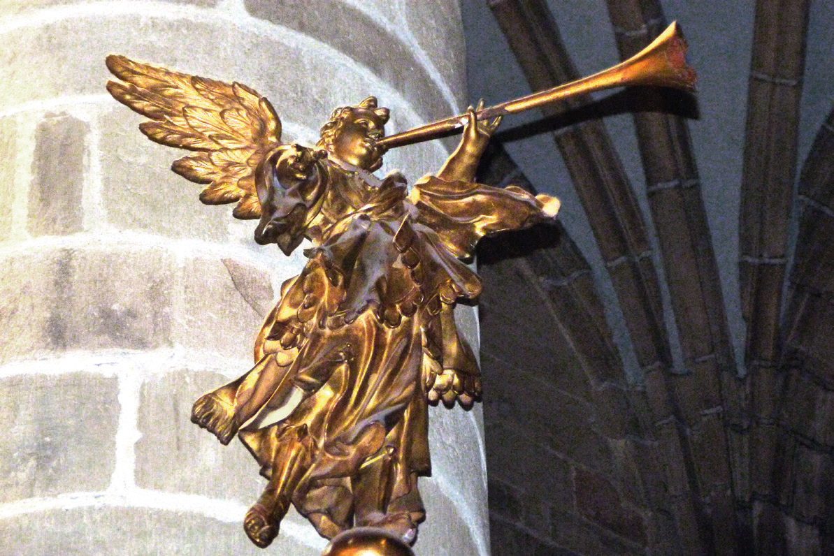 Debako Santa Maria elizako pulpitu gainean dagoen tronpeta-jolea. (Arg.: JMBA)