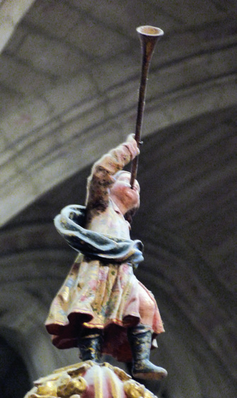 Vianako elizaren pulpituen gaineko bi klarin-joleak. (Arg.: JMBA)