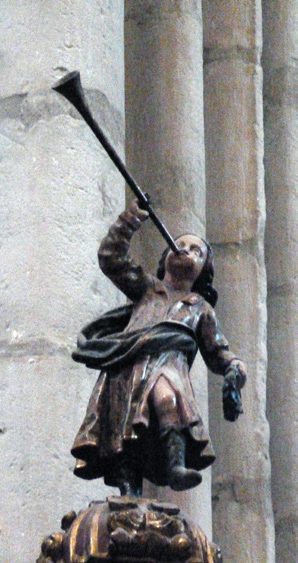 Vianako elizaren pulpituen gaineko bi klarin-joleak. (Arg.: JMBA)