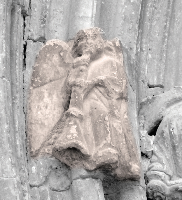 Aingeru tronpeta-joleak San Salbatore elizako portadan. (Arg.: JMBA)