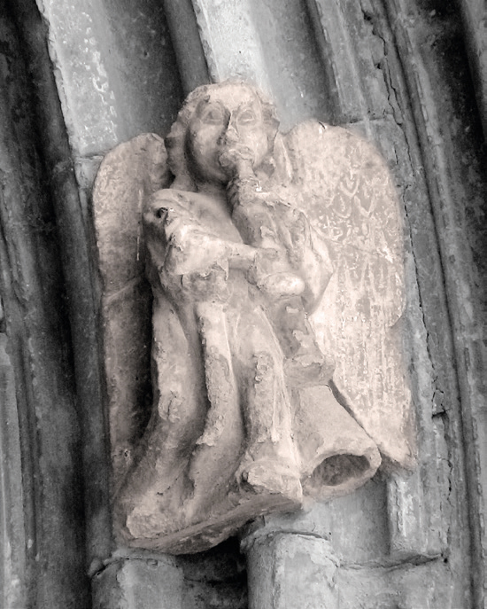 Aingeru tronpeta-joleak San Salbatore elizako portadan. (Arg.: JMBA)