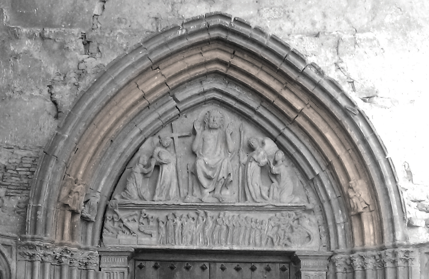 Aingeru tronpeta-joleak San Salbatore elizako portadan. (Arg.: JMBA)