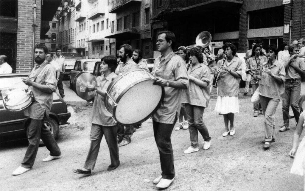 Porrontxo Txaranga Egia auzoko Porrontxo jaietan jotzen. Donostia, 1984. (Iturria: Gordegia. Arg.: Federico Saenz de Santamaria Muniategi)