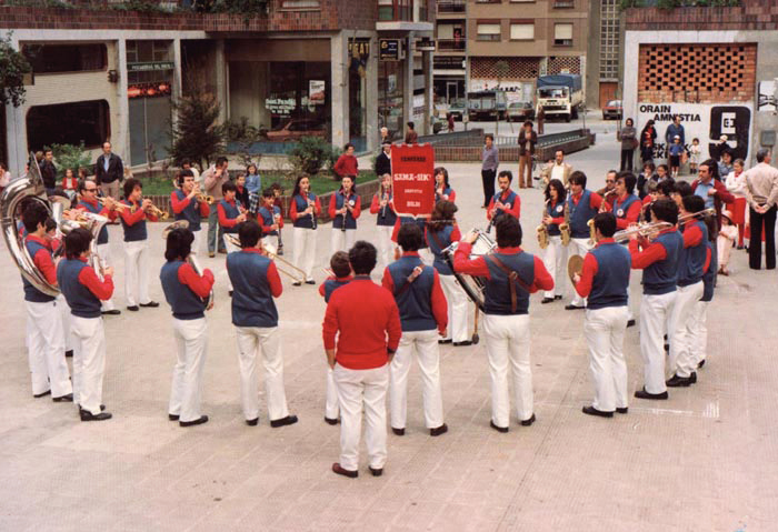 Bilboko Santutxu auzoan 1979an sortutako Sama-Siku fanfarrea. 1980. (Arg: Sama-Siku)