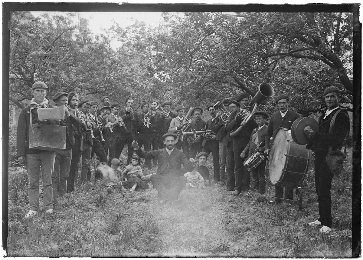 Banda rural. Donostia. 1920. Eskuinetik laugarrena helikoia da eta bederatzigarrenak tuba dirudi. (Iturria: Kutxateka-Fototeka)