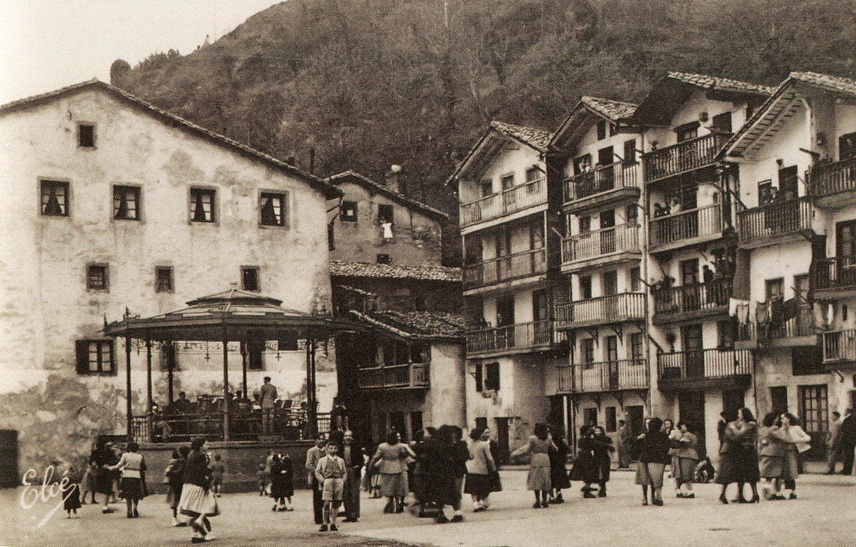 Konstantzia banda dantzaldian. Pasaia Donibane, 1950. (Iturria: La banda “Constancia” 1817-2017)
