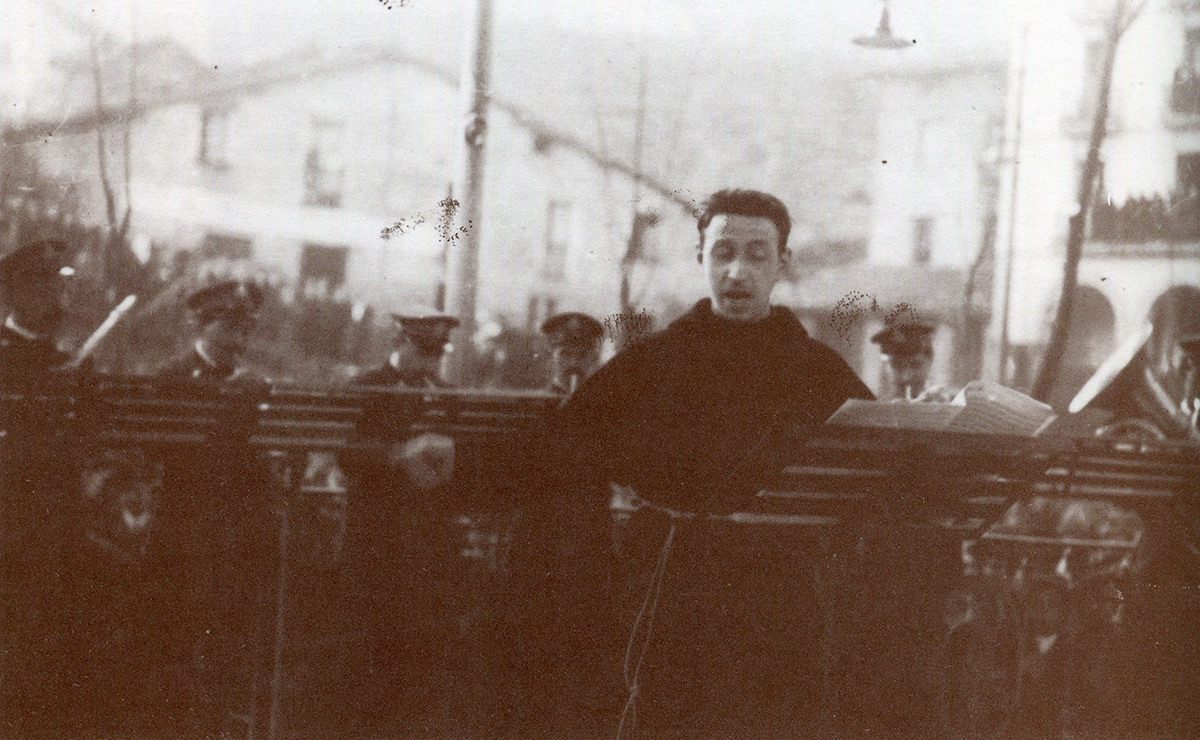 Aita Donostia Eibarko La Marcial musika banda zuzentzen. Eibar, 1917. (Iturria: Kutxateka-Eibarko argazkiak)
