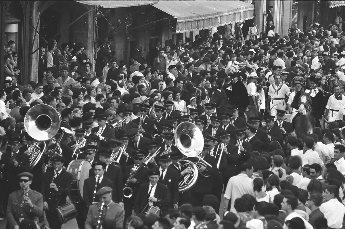 Gasteizko Udal Musika banda, Udal eta Diputazioko Txistulari bandekin batera blusen jaitsieran Andre Mari Zuriko festetan. Gasteiz, 1964. (Iturria: Photo Araba)
