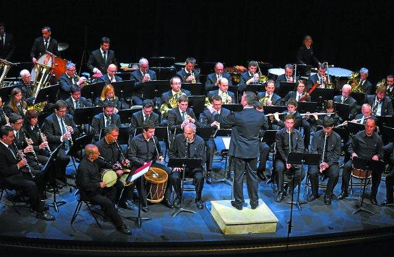 Hernaniko Musika Banda eta Donostiako Udal Txistulari Banda. 2016. (Iturria: El Diario Vasco)