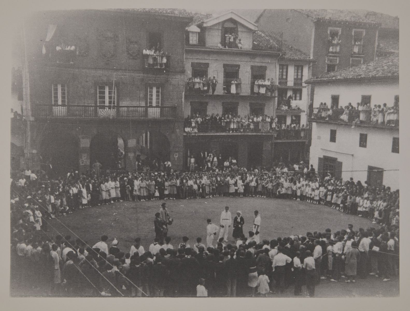 Esku dantza Debako Foruen plazan, 1930 inguruan. (Arg.: EHTE)