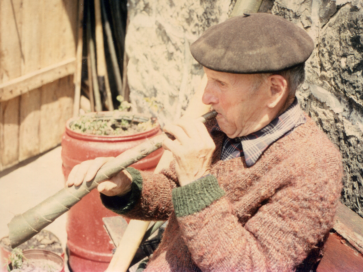 Errazkingo Zelestino Artola tutubia/tronpeta egiten eta jotzen (1981/05/09). (Arg.: JMBA)