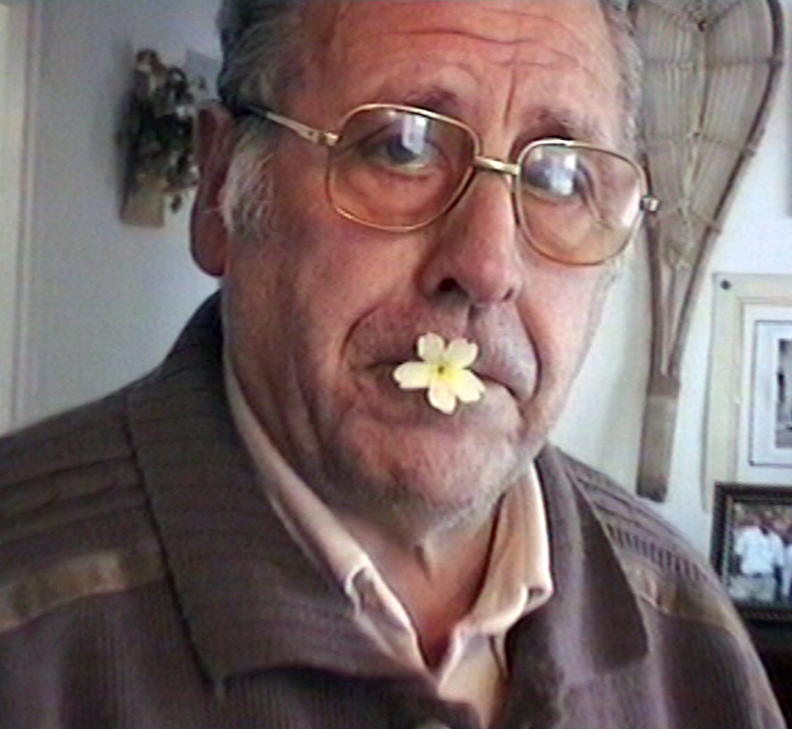 Lino Zapirain San Jose lorez egindako turuta jotzen. Oiartzun, 1999. (Arg. JMBA)