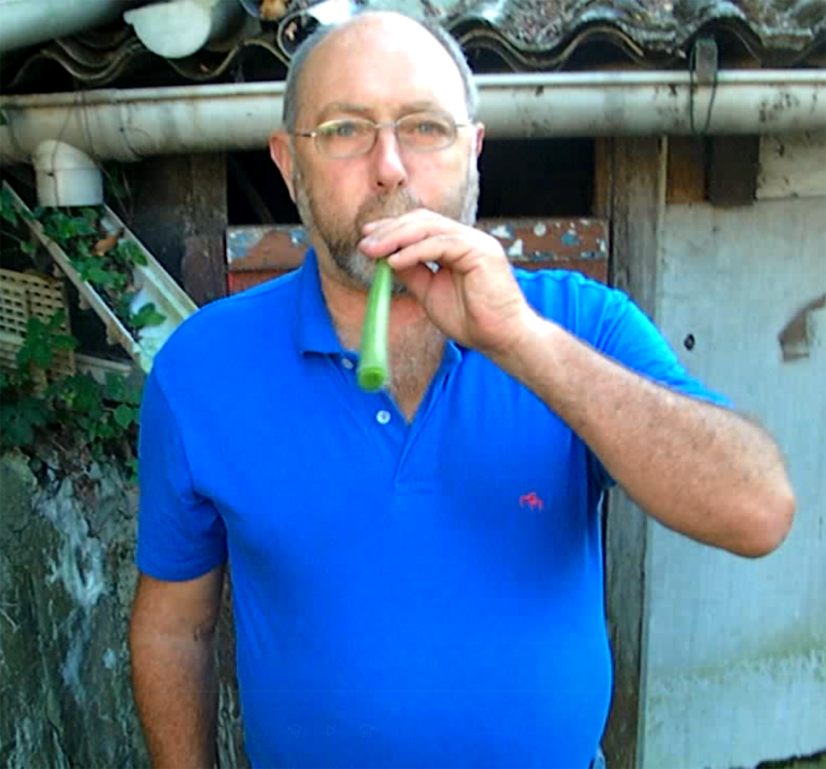 Koldo Martín Bosch kalabaza-zurtoinez egindako turuta jotzen. Getxo, 2013. (Arg.: K. Martin)