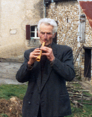 Pierre Caubet txanbela jotzen. Lakarri, 1985/03/03. (Arg.: JMBA)