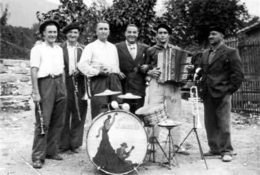 Ezkerrean, Antton Pierresteguy klarinetearekin. (Iturria: Pedro Juan de Etxamendy Californiako bertsolari eta musikaria)