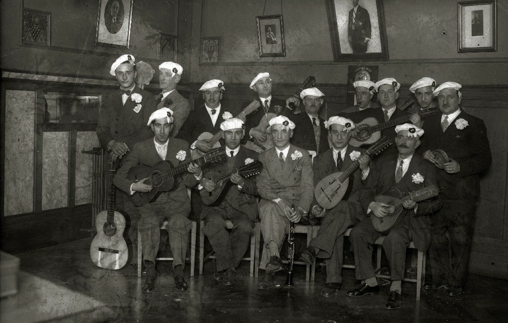 Estudiantina, erdian klarinete-errekinto batekin. 1934. (Iturria: Fototeka-Kutxateka. Arg.:Ricardo Martin)