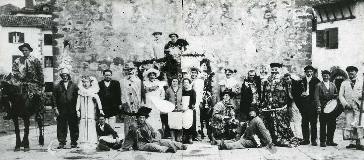 Arizkungo Ihauterietako konpartsa.1930. Klarinete-jolea: Antonio Elizalde. (Iturria: Dantzariak aldizkaria, 41 zk., 46-47 or.)