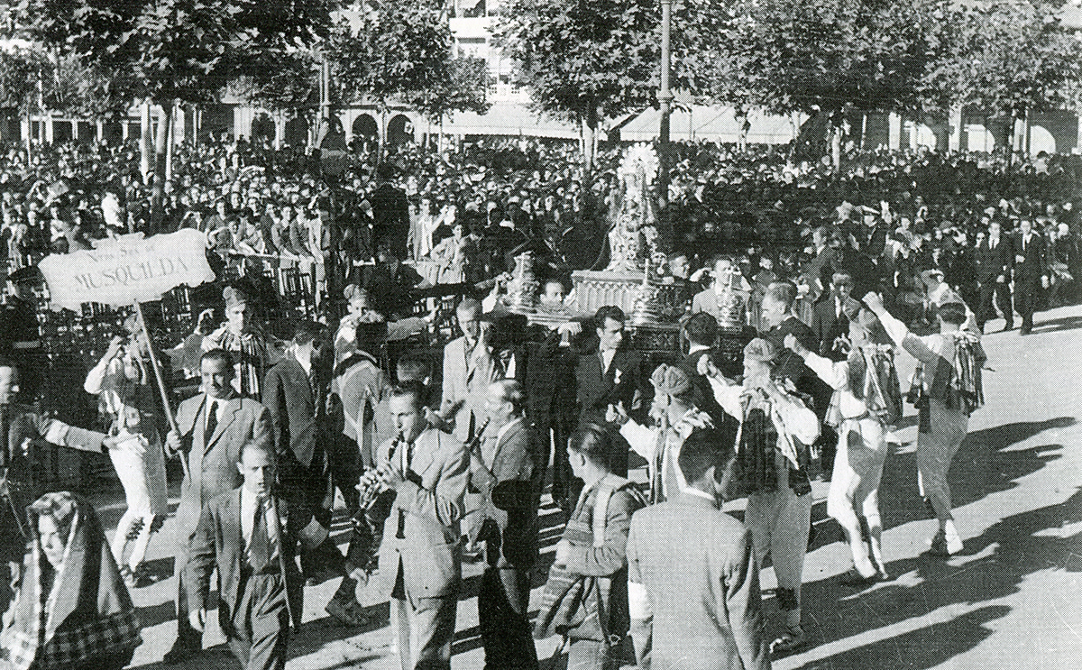 Klarinete-joleak Otsagabiako dantzariekin Iruñeko Gaztelu Plazan. 1946. (Iturria: Villafranca & Aldaia, 1996, 178. or.)