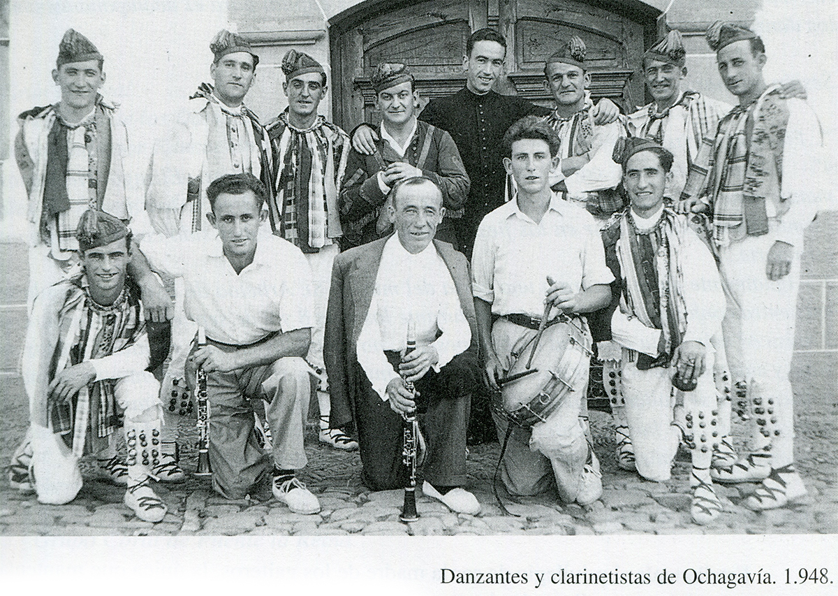 Otsagabiako dantzari eta klarinete-joleak. (Iturria: Villafranca & Aldaia, 1996, 149. or.)
