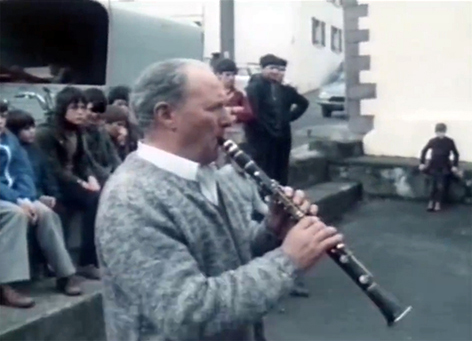 Antton Pierrasteguy klarinetea jotzen. Izpura (Baxenabarre), 1978. (Iturria: Dantzan)
