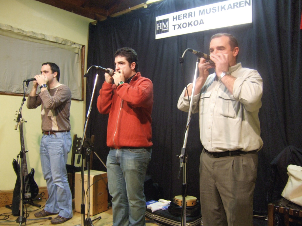 Markox, Aitor eta Markox (aita), Landatarrak, aho-soinua jotzen. (Arg.: Soinuenea)