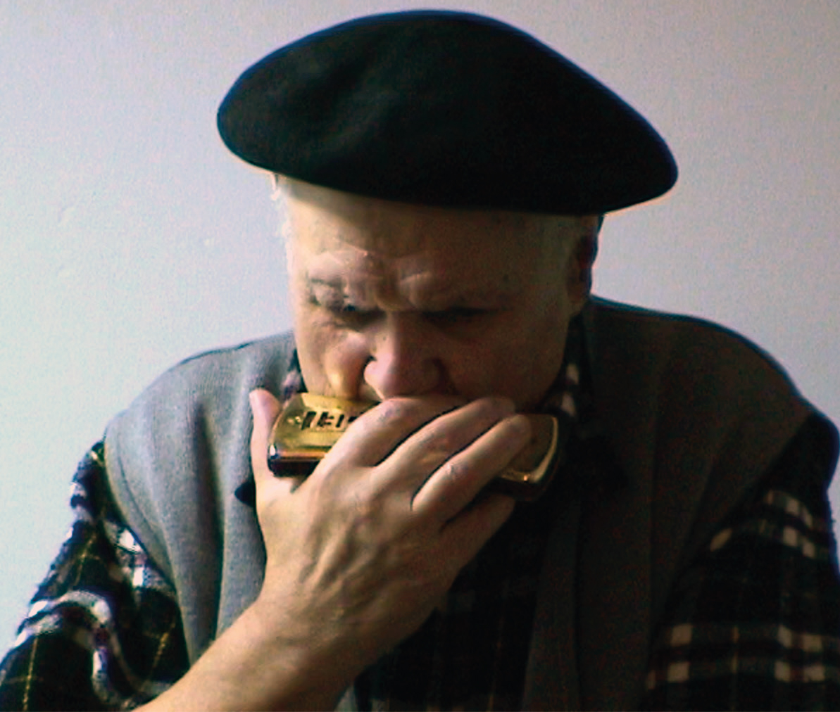 Seberino Onaindia aho-soinua jotzen Gernikan. 2003/12/29. (Arg.: JMBA)