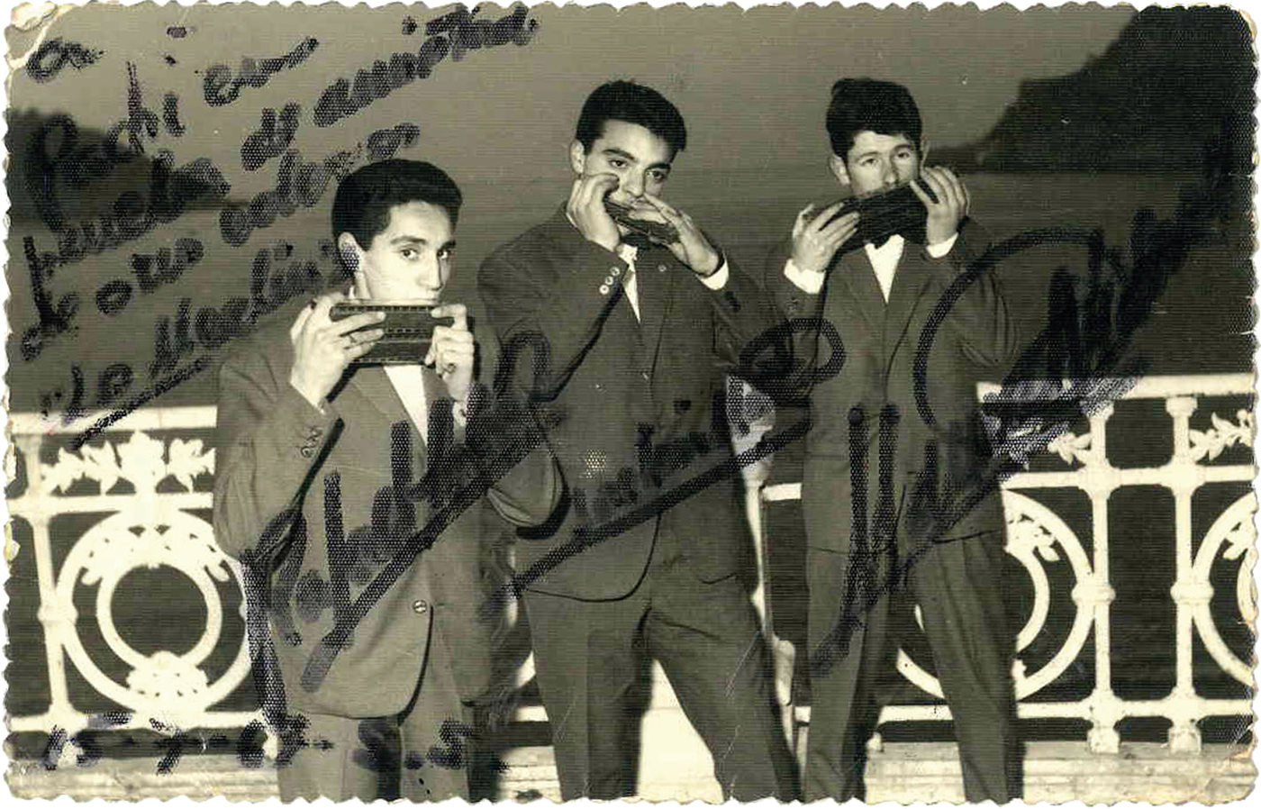 Los Merlins taldea, Donostiako Kontxan. Ezkerretik eskuinera: Rafael (Donostiako kontserbatorioan biolin irakaslea; harmonika baxua), Antonio (solista) eta Manolo (akonpainamendua). (Iturria: Patxi Irizar)