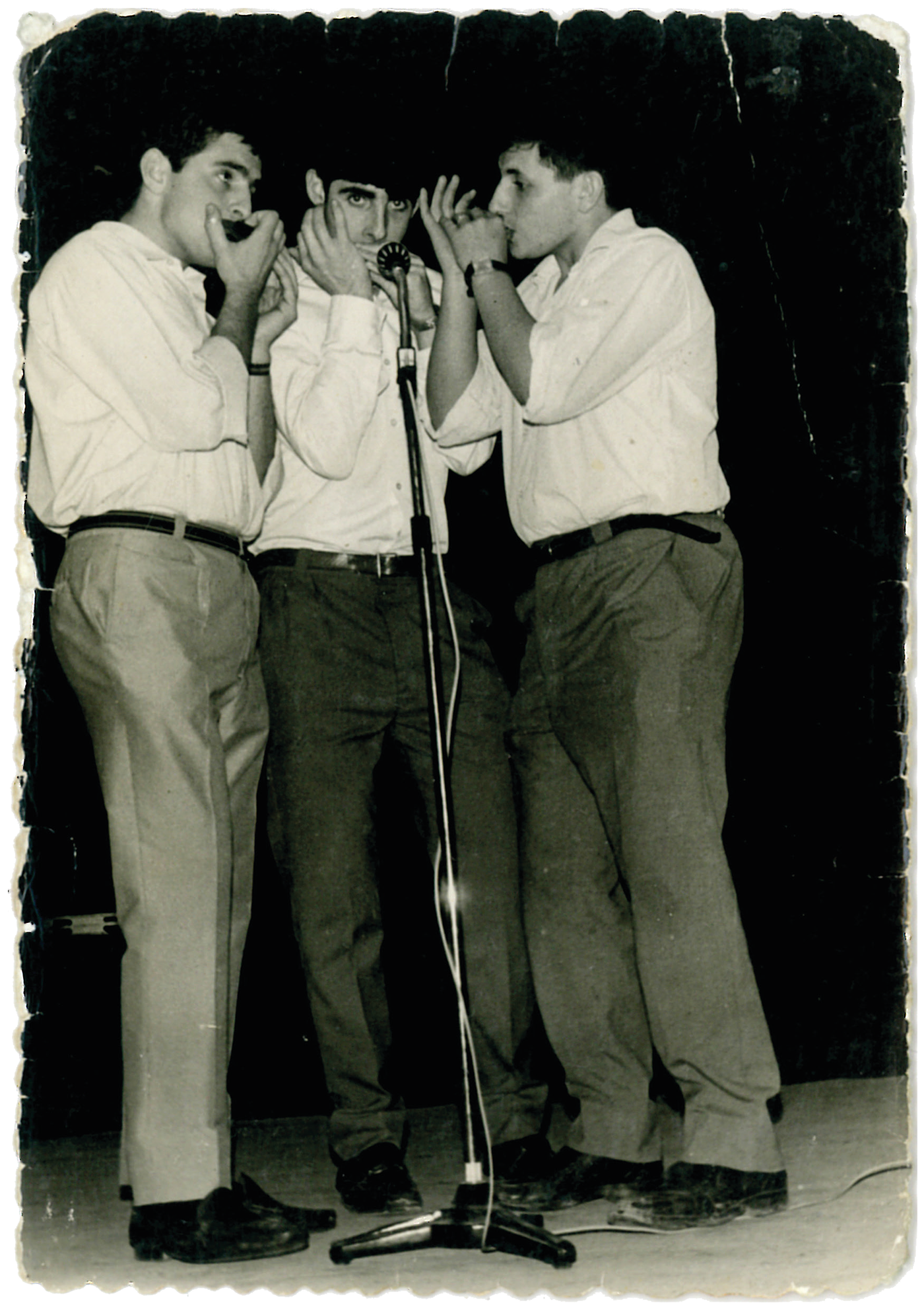 Iru Bat, Añorgako aho-soinu taldea. Ezkerretik eskuinera: Jose Mari Mujika (Ibaetakoa; akonpainamendua), Jose Basurto Bolintxe (Añorgakoa; solista), eta Patxi Irizar (Añorgakoa, baxua). (Iturria: Patxi Irizar)