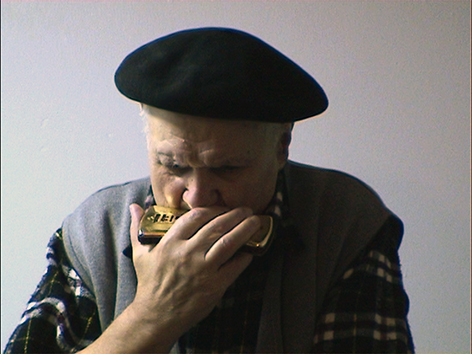 Seberino Onaindia aho-soinua jotzen. Gernika, 2003/12/29 (Arg.: Filmatutako bideotik hartua)