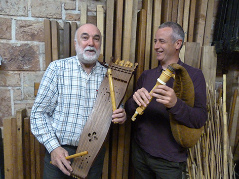 Juan Mari Beltran (xirula-ttunttuna) eta Fernando Jalón (xirolarrua), grabazio saioan. (Arg.: Soinuenea)