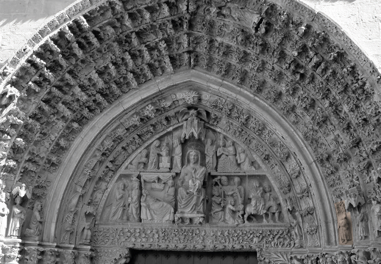 Erriberriko Andre Maria Erreginaren elizako portadako xirolarru-jolea. (Arg.: JMBA)