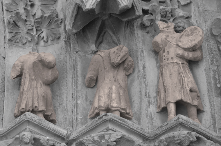 Erriberriko Andre Maria Erreginaren portadako hirukotea: xirolarru-jolea, arrabita-jolea eta danbolinteroa. (Arg.: JMBA)