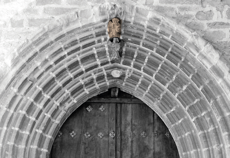 Bi soinularien kokapena Ziraukiko Alexandriako Santa Katalina elizako portadan. (Arg.: JMBA)