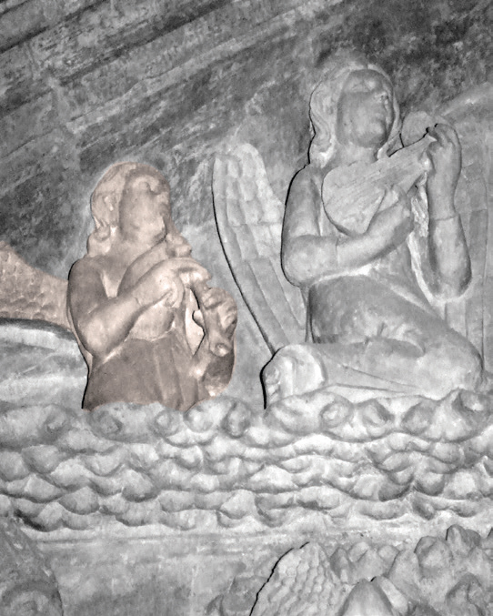 Gasteizko Katedralaren erdiko atarian, laugarren pisuko aingeru xirolarru-jolea. (Arg.: JMBA)