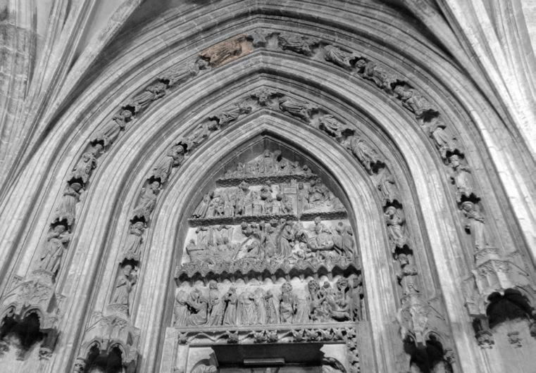 Gasteizko Katedralaren ezkerreko portadaren kanpoko arkiboltan agertzen den xirolarru-jolea. (Arg.: JMBA)