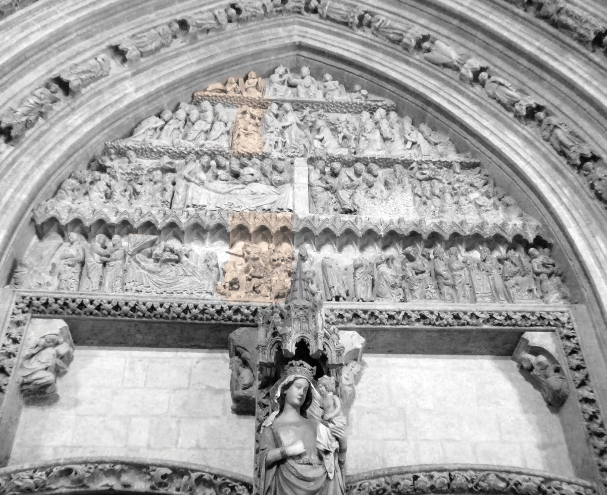 Santa Maria Katedraleko erdiko atariko hiru xirolarru-joleen kokapenak. (Arg.: JMBA)