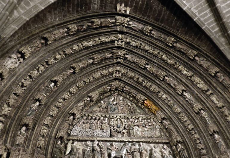 Guardiako Andra Maria elizako portikoan ageri den xirolarru-jolea. (Arg.: JMBA)