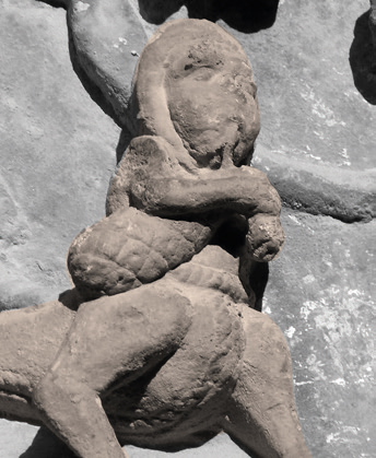 Andre Maria elizako portada nagusiko ateburuko xirolarru-jolea. (Arg.: JMBA)