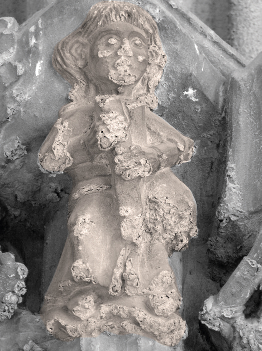 Klaustroaren iparraldeko hormarteko barruko kapitel bateko xirolarru-jolea. (Arg.: JMBA)