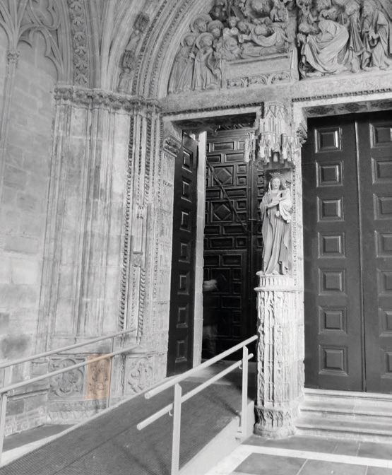 Iruñeko Katedraleko Anparoaren Ateko janbako xirolarru-jolea. (Arg.: JMBA)