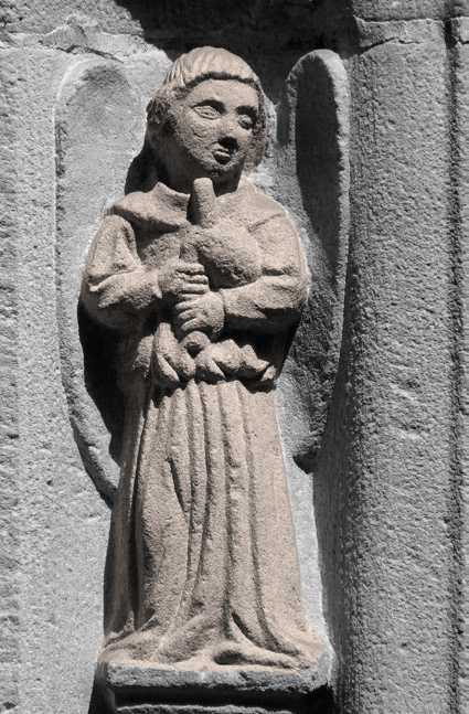 Balmasedako San Severino elizako portadako aingeru xirolarru-jolea. (Arg.: JMBA)