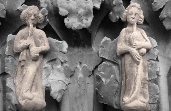 Uxueko Andre Mariako portada nagusiko balizko dultzaineroa eta xirolarru-jolea. (Arg.: JMBA)